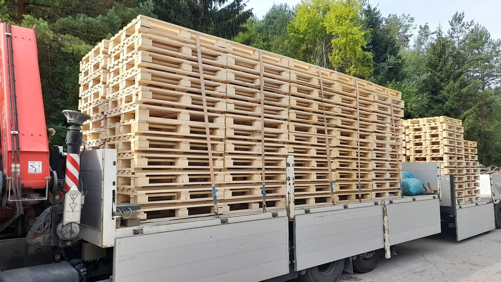 Nové palety naložené na nákladnom aute pred expedíciou