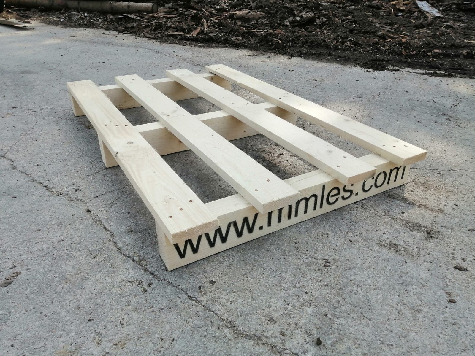 Paleta s nastriekaným označením www.mmles.com